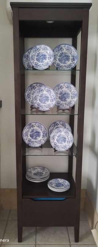 Vitrina de madera con puertas de cristal