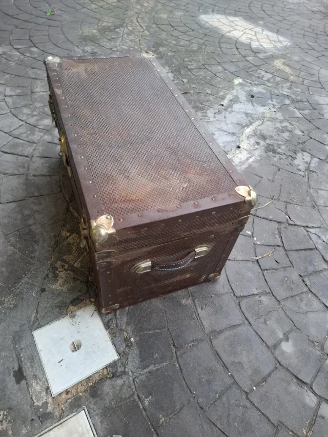 Baúl antiguo de metal con herrajes