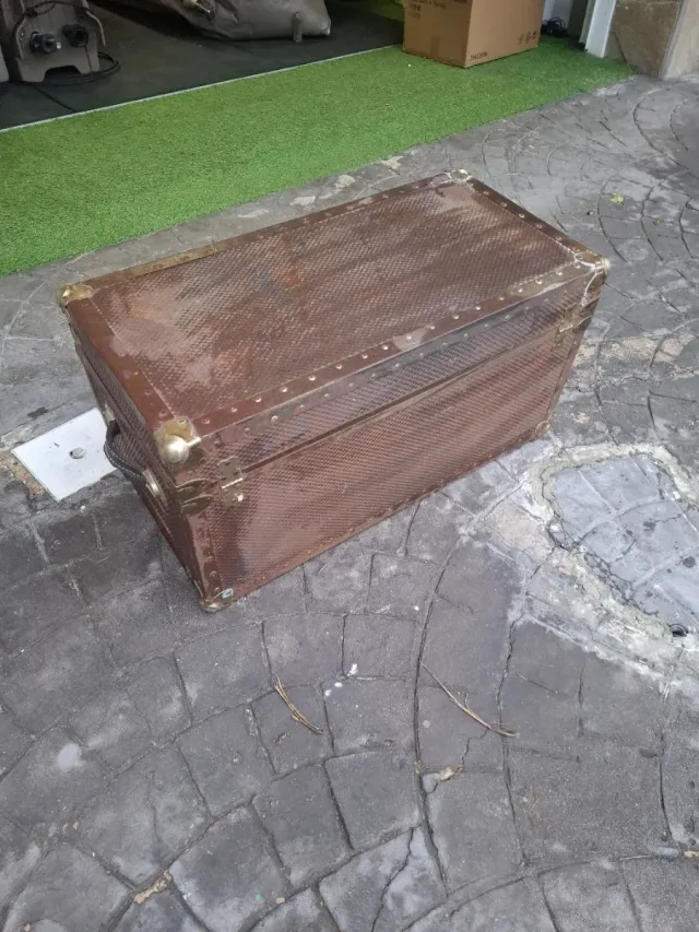 Baúl antiguo de metal con herrajes