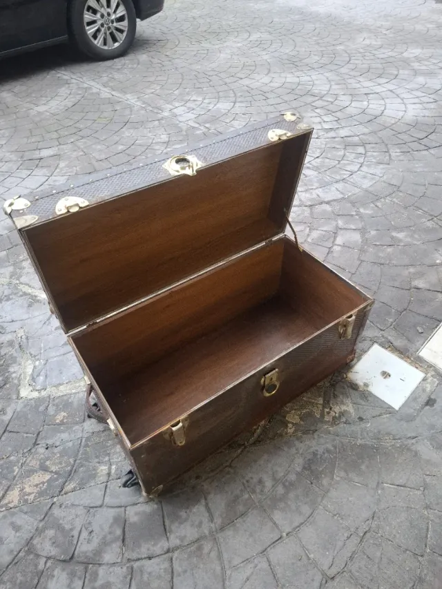 Baúl antiguo de metal con herrajes