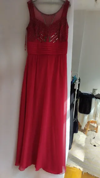 Vestido de fiesta rojo con pedrería