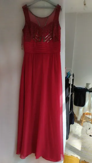 Vestido de fiesta rojo con pedrería