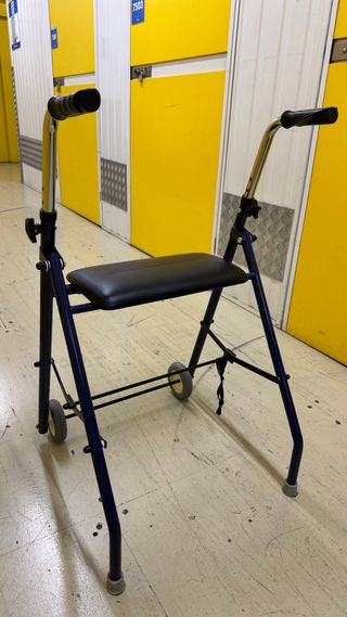 Andador con asiento y ruedas