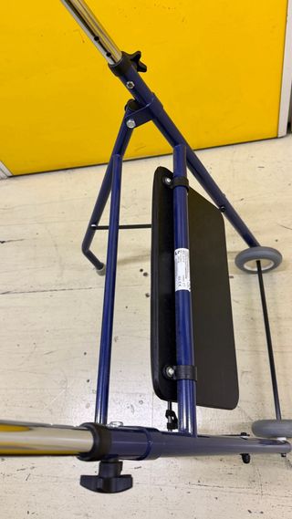 Andador con asiento y ruedas