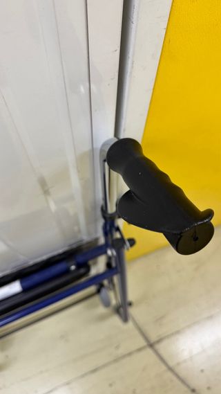 Andador con asiento y ruedas