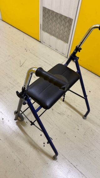 Andador con asiento y ruedas