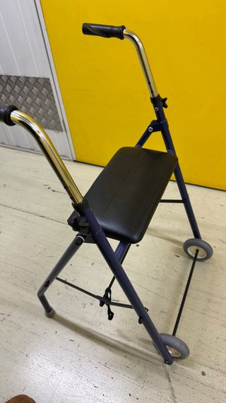 Andador con asiento y ruedas