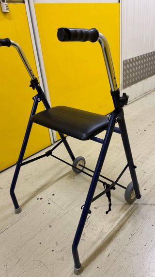Andador con asiento y ruedas