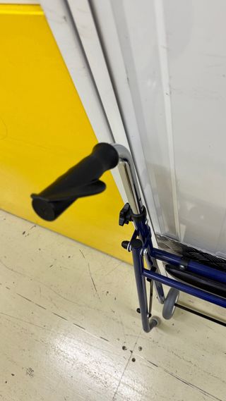 Andador con asiento y ruedas