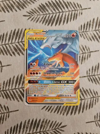 Carta Pokémon Reshiram y Charizard GX RELEVOS