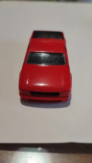 Macchinina rossa giocattolo della MATTEL anno 2002