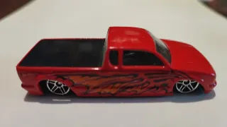 Macchinina rossa giocattolo della MATTEL anno 2002