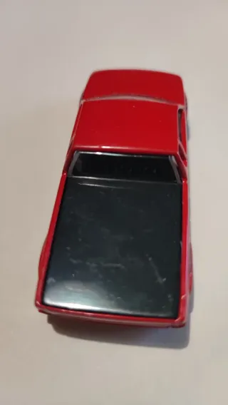 Macchinina rossa giocattolo della MATTEL anno 2002