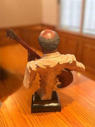 Estatua de músico con guitarra