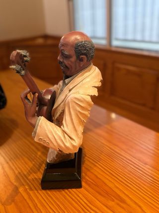 Estatua de músico con guitarra