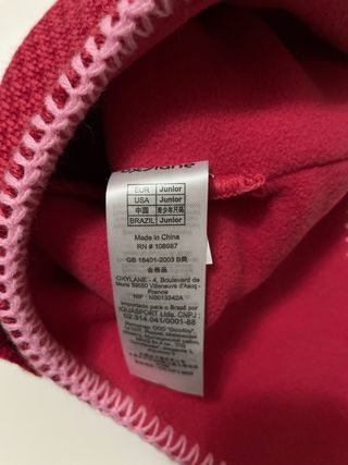 Gorro de niña con pompón y aplique