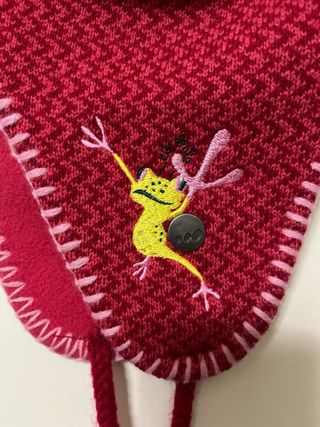 Gorro de niña con pompón y aplique