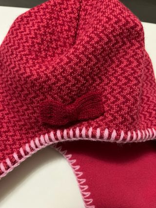Gorro de niña con pompón y aplique