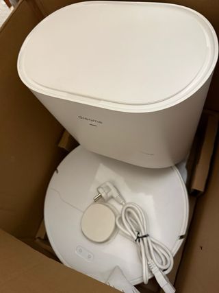 Robot aspirador Dreame con base