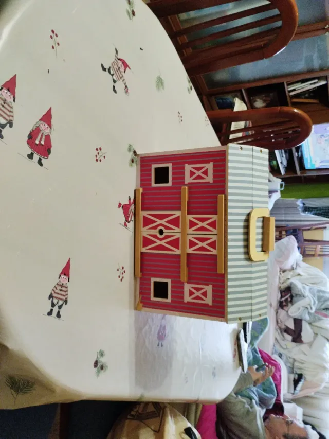 Establo de madera para muñecos