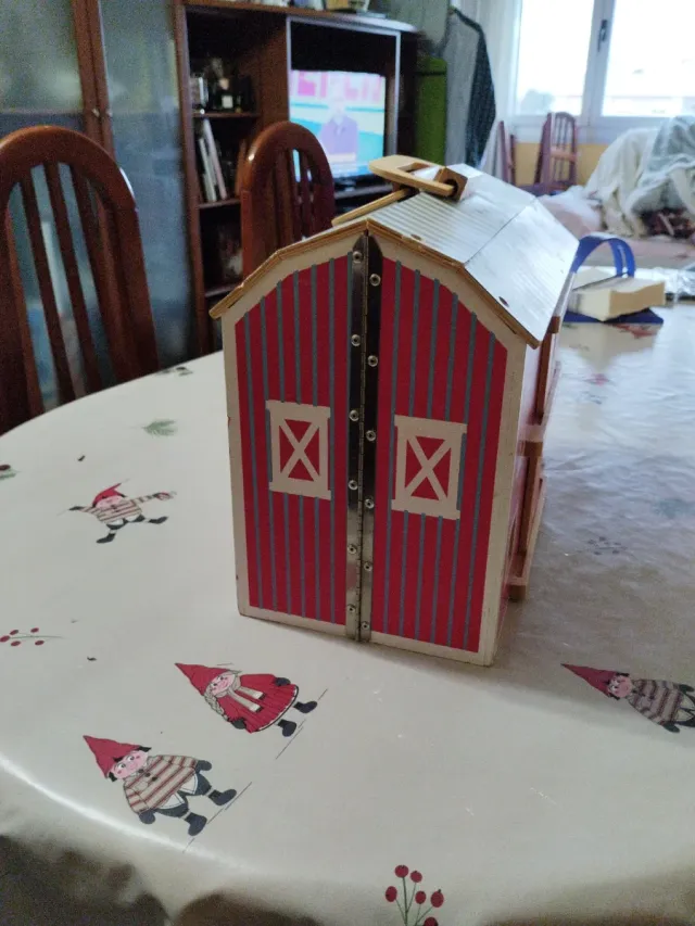 Establo de madera para muñecos