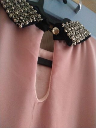 Blusa rosa cuello pedrería
