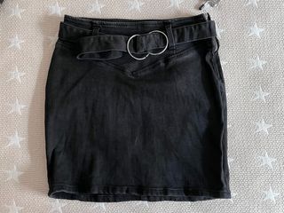 Minifalda vaquera negra con cinturón