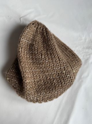 Gorro beanie mujer lana marrón arena con lentejuelas doradas