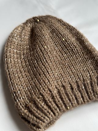 Gorro beanie mujer lana marrón arena con lentejuelas doradas