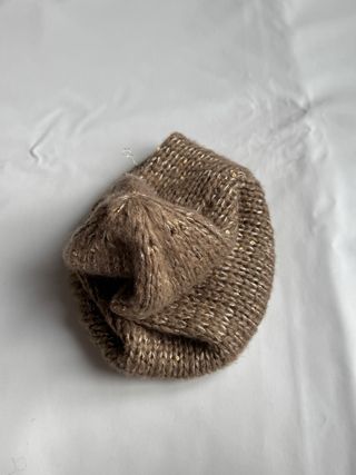 Gorro beanie mujer lana marrón arena con lentejuelas doradas