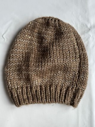 Gorro beanie mujer lana marrón arena con lentejuelas doradas