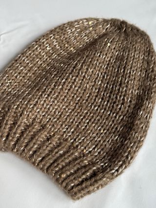 Gorro beanie mujer lana marrón arena con lentejuelas doradas