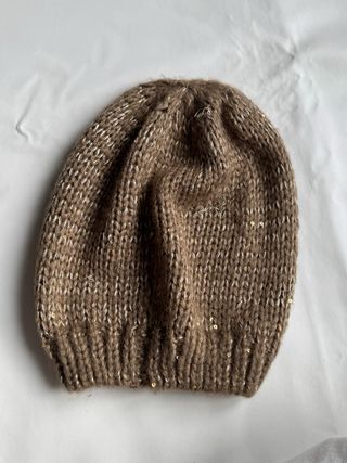 Gorro beanie mujer lana marrón arena con lentejuelas doradas