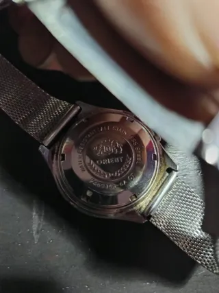 Reloj plateado con esfera turquesa