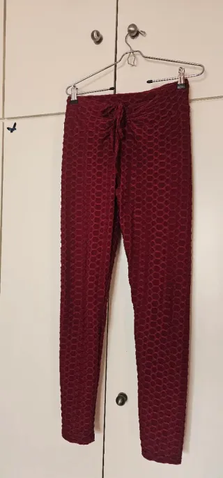 Mallas con frunce en glúteo color rojo