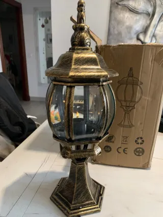 Lámpara de sobremuro dorada y cristal