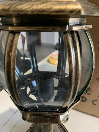 Lámpara de sobremuro dorada y cristal