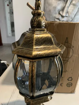 Lámpara de sobremuro dorada y cristal