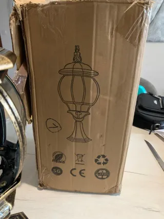 Lámpara de sobremuro dorada y cristal