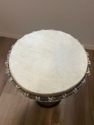 Djembe de madera con diseño tribal