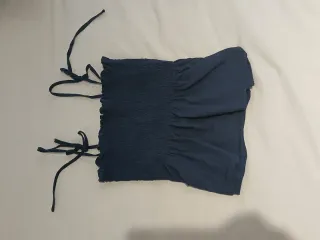 Top azul marino con tiras y volantes