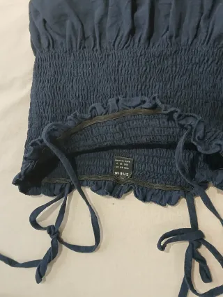 Top azul marino con tiras y volantes