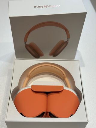 AirPods Max Naranja con protectores trabsparentes.