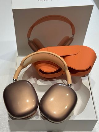 AirPods Max Naranja con protectores trabsparentes.