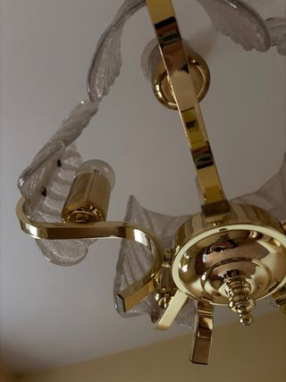 Lámpara de techo dorada y cristal