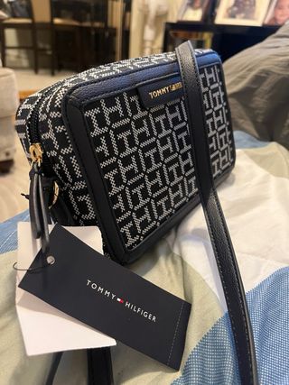 Bolso Tommy Hilfiger Monograma Negro Blanco