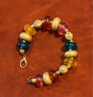 Pulsera con abalorios de pasta de varios colores.