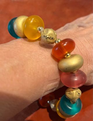Pulsera con abalorios de pasta de varios colores.