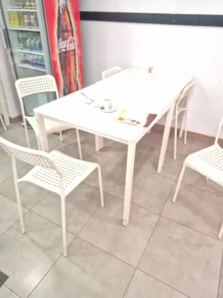 Juego de sillas y mesas