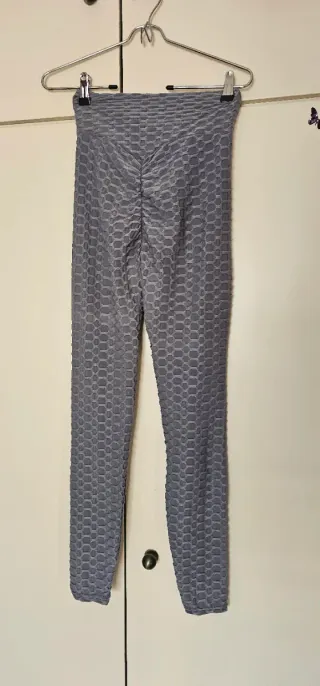 Mallas grises con frunce en glúteo